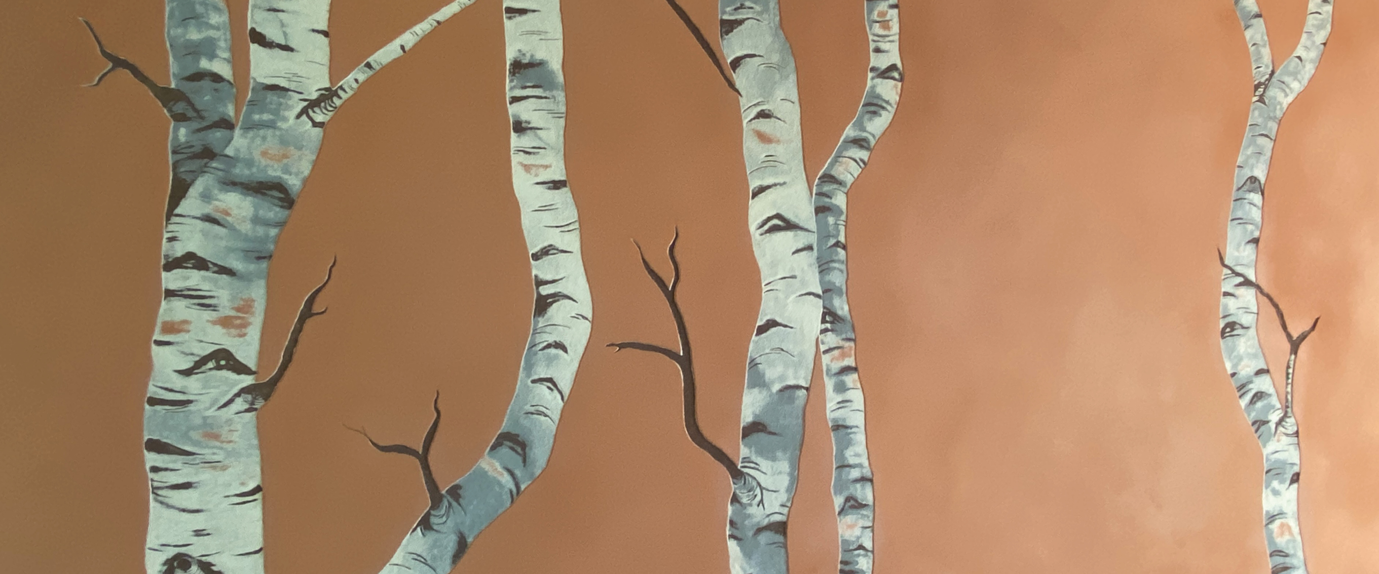 Farbige Lehmwände mit Sgraffito-Malerei