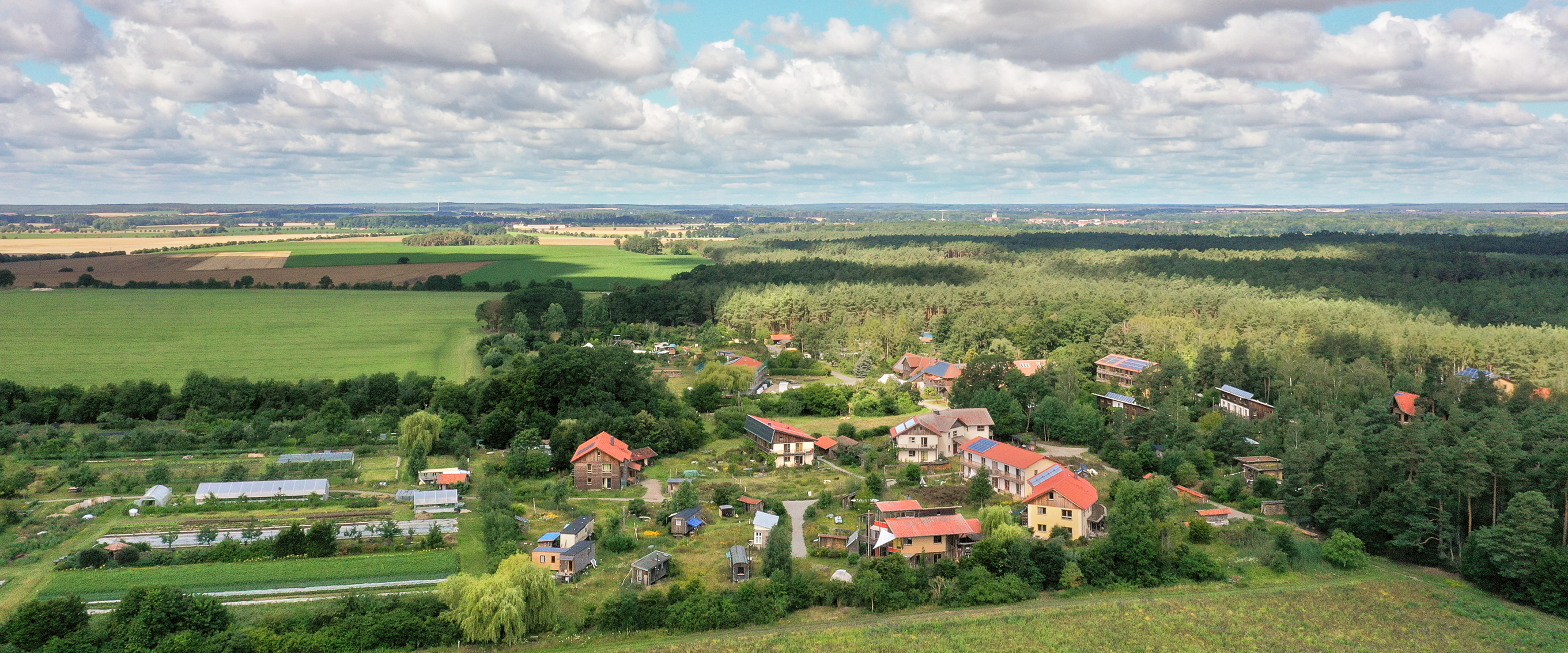 Gemeinschaftlich wohnen: Ökodorf, Co-Housing oder WG – Was passt zu mir?